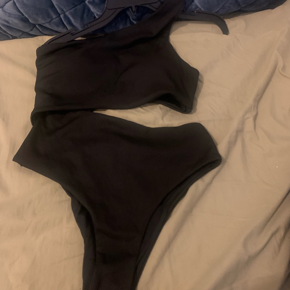 Black One-Shoulder Swimsuit
